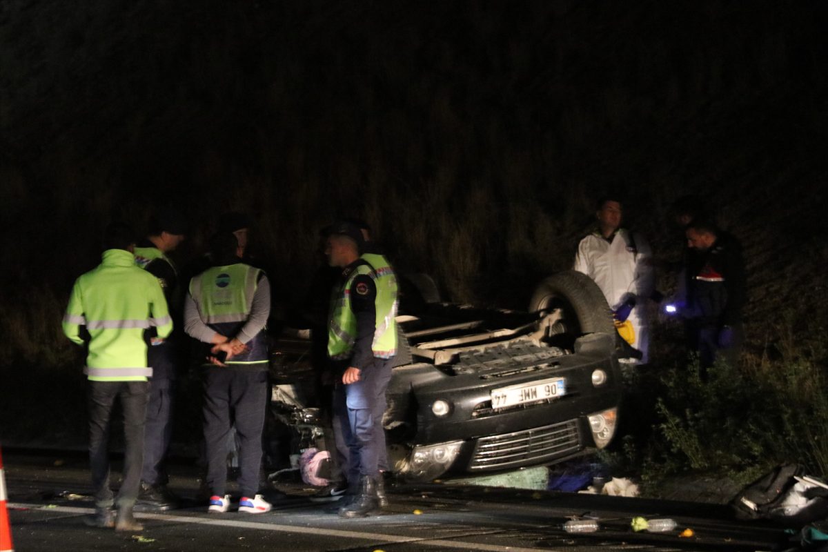 Kocaeli'de tıra çarpan otomobildeki 3 kişi öldü