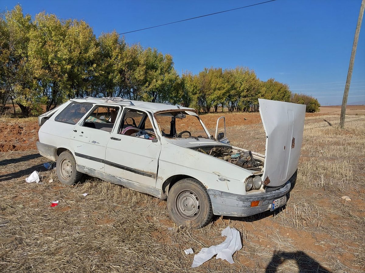 Konya'da devrilen otomobildeki 5 kişi yaralandı