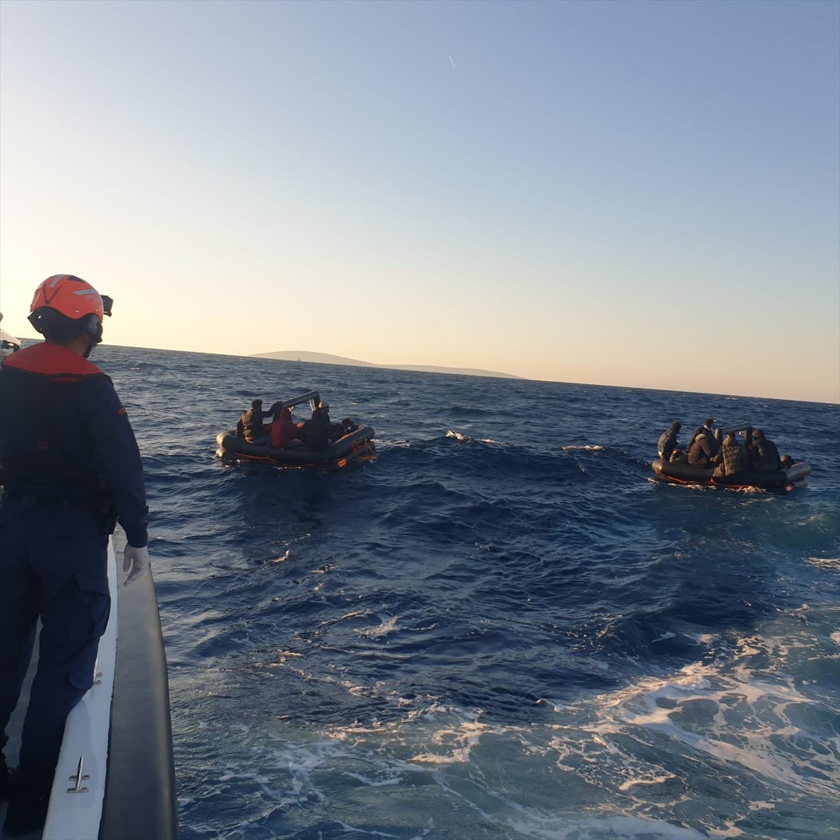 Kuşadası ve Didim açıklarında 33 düzensiz göçmen kurtarıldı