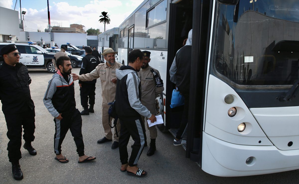 Libya'da düzensiz göçmenler ilk defa kara yoluyla sınır dışı edildi