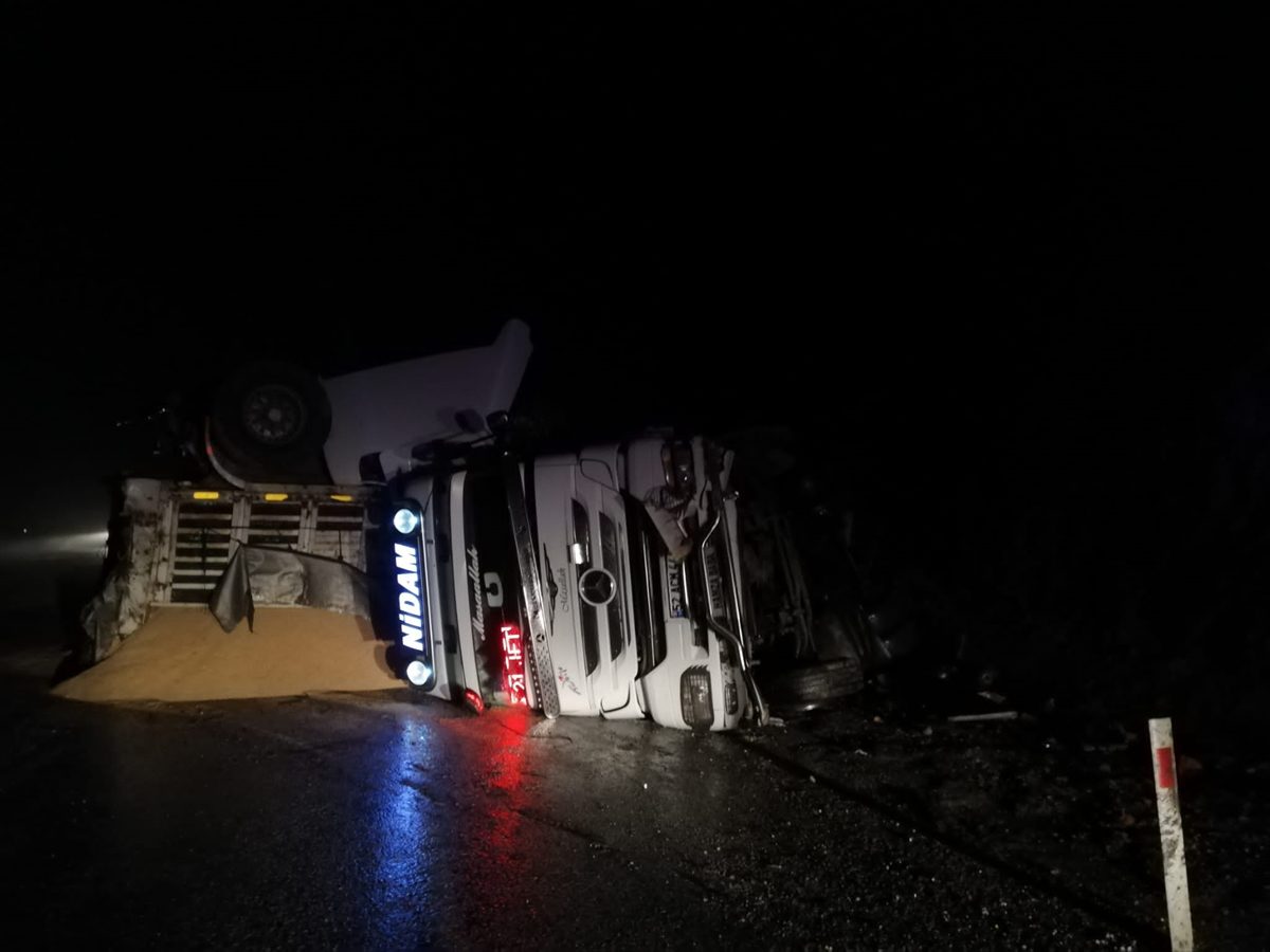 Malatya'da devrilen tırın sürücüsü yaralandı