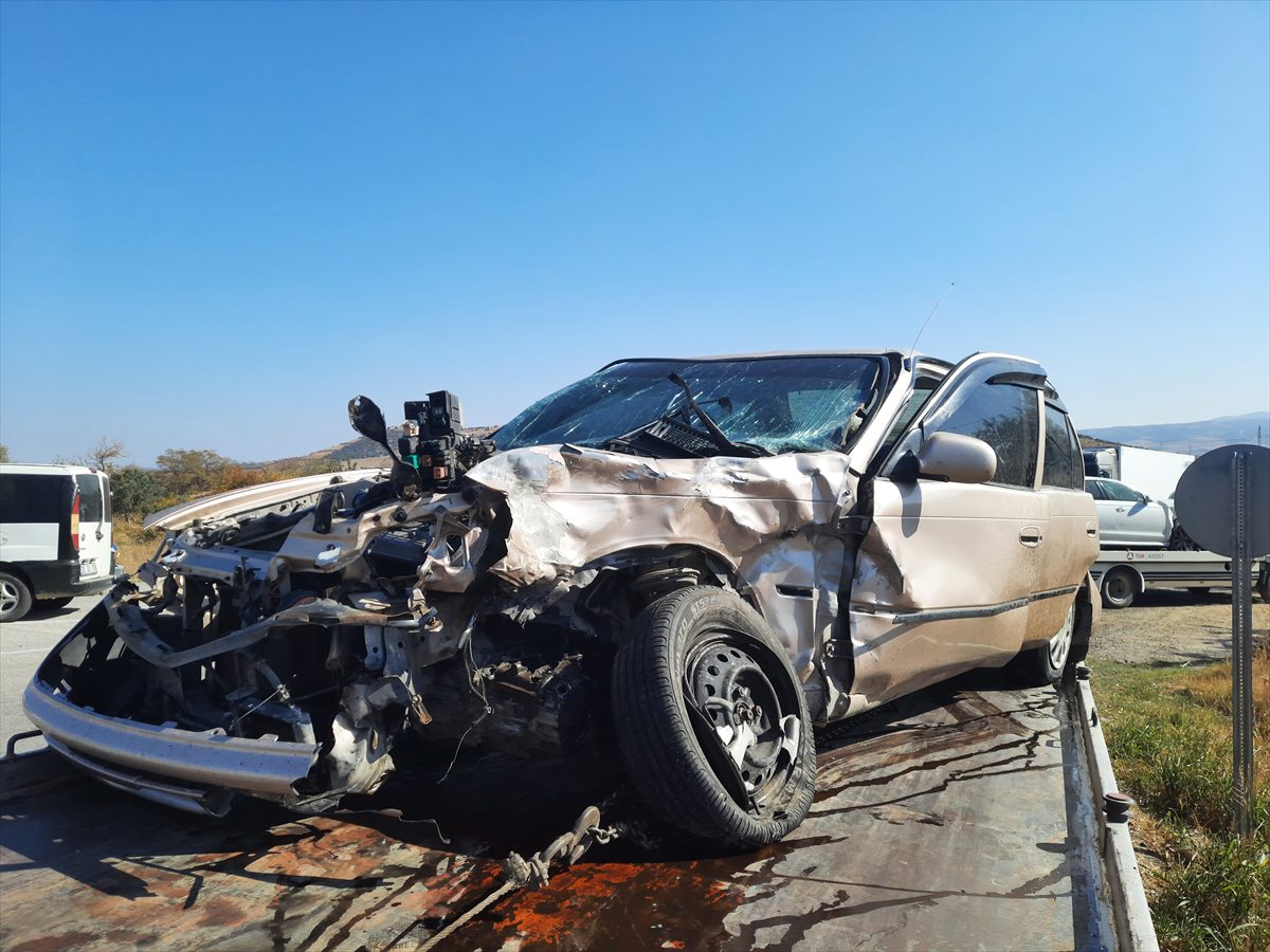 Manisa'da iki otomobilin çarpışması sonucu 4 kişi yaralandı