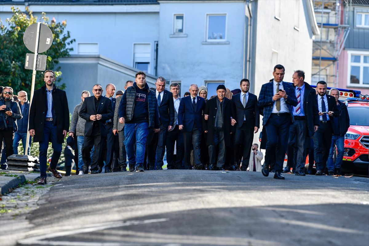 Mevlüde Genç kundaklanan evinin önündeki cenaze namazıyla son yolculuğuna uğurlandı