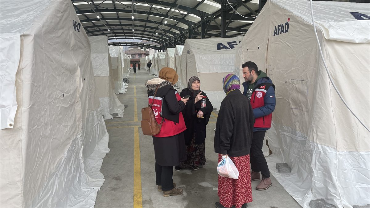 Oğlu Gölcük Depremi'nde engelli kalan anne, Düzce'de bir kez daha korku yaşadı