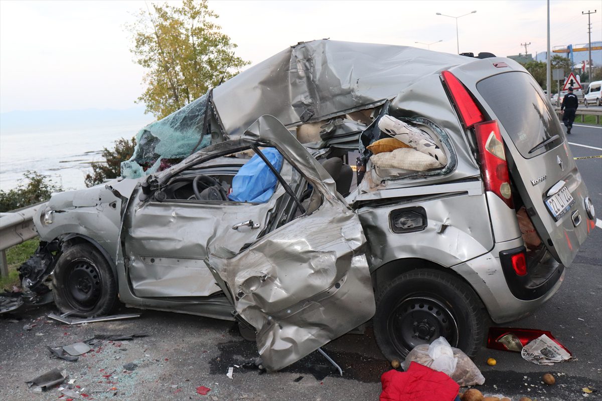 Ordu'da hafif ticari aracın tıra çarpması sonucu 1 kişi öldü, 3 kişi yaralandı