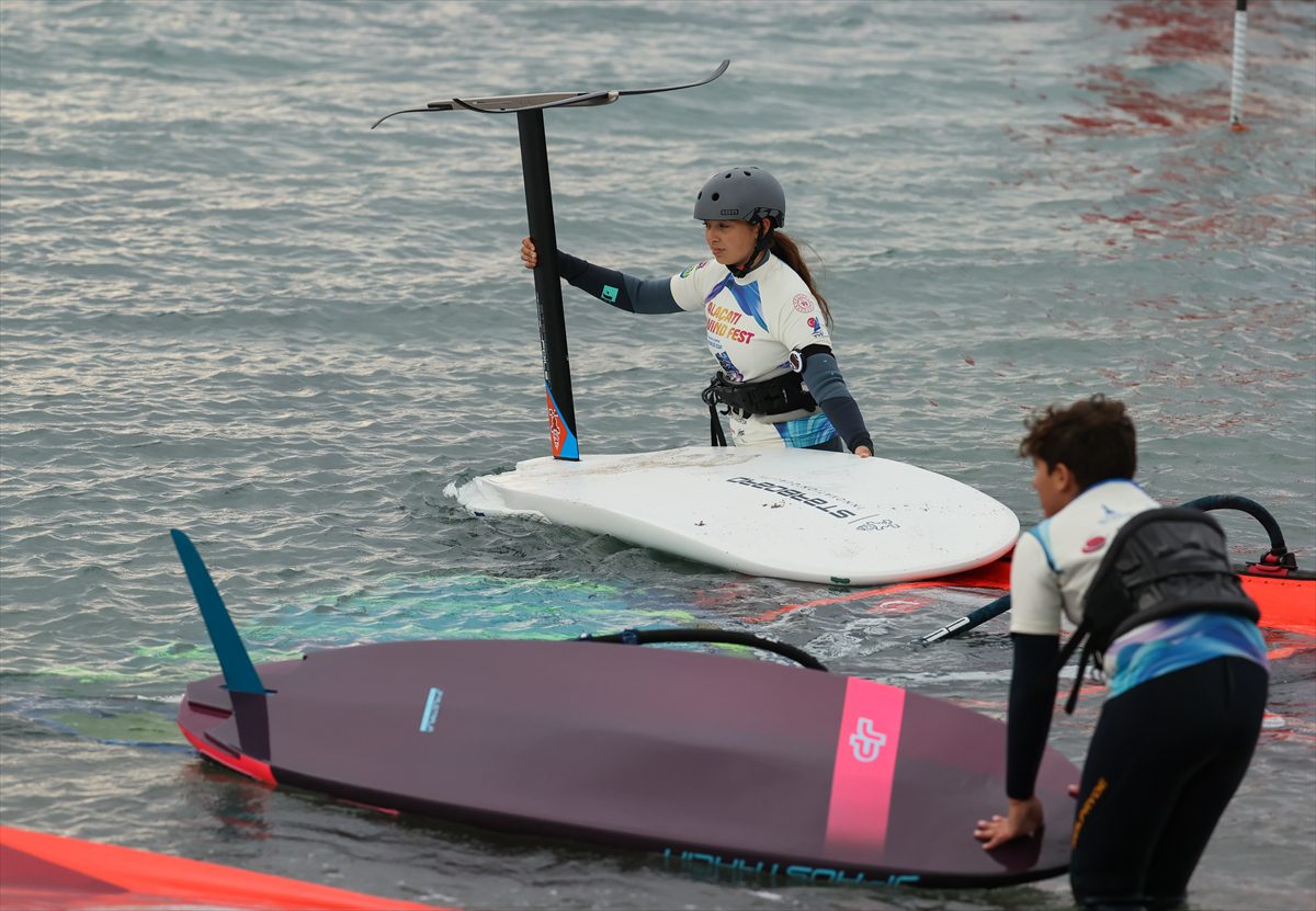 PWA Çocuklar ve Gençler Rüzgar Sörfü Dünya Kupası, Alaçatı'da başladı