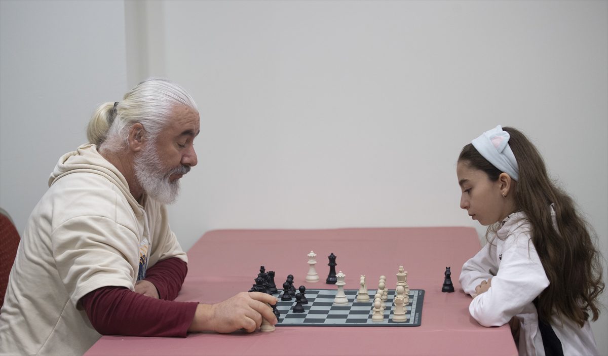 Satrançta dünya ikincisi olan 10 yaşındaki Senem, olimpiyat şampiyonluğuna odaklandı