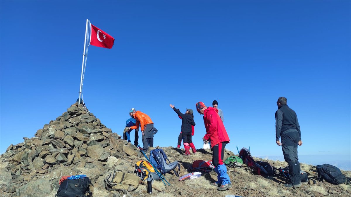 Sivas'ta dağcılar Kızıldağ'ın zirvesinde ay yıldızlı bayrağı göndere çekti