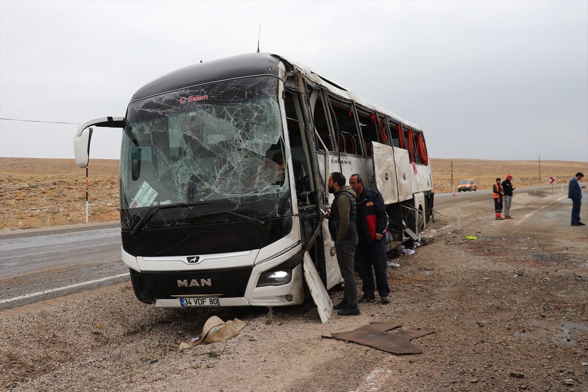 GÜNCELLEME – Sivas'ta otobüs devrildi, 2 kişi öldü, 30 kişi yaralandı