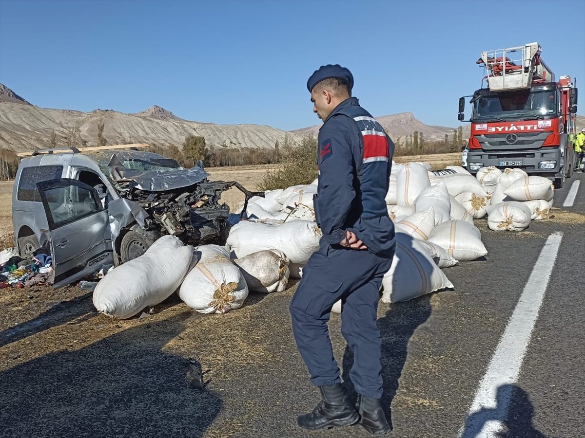 Sivas'ta trafik kazasında 1 uzman çavuş öldü, 5 kişi yaralandı