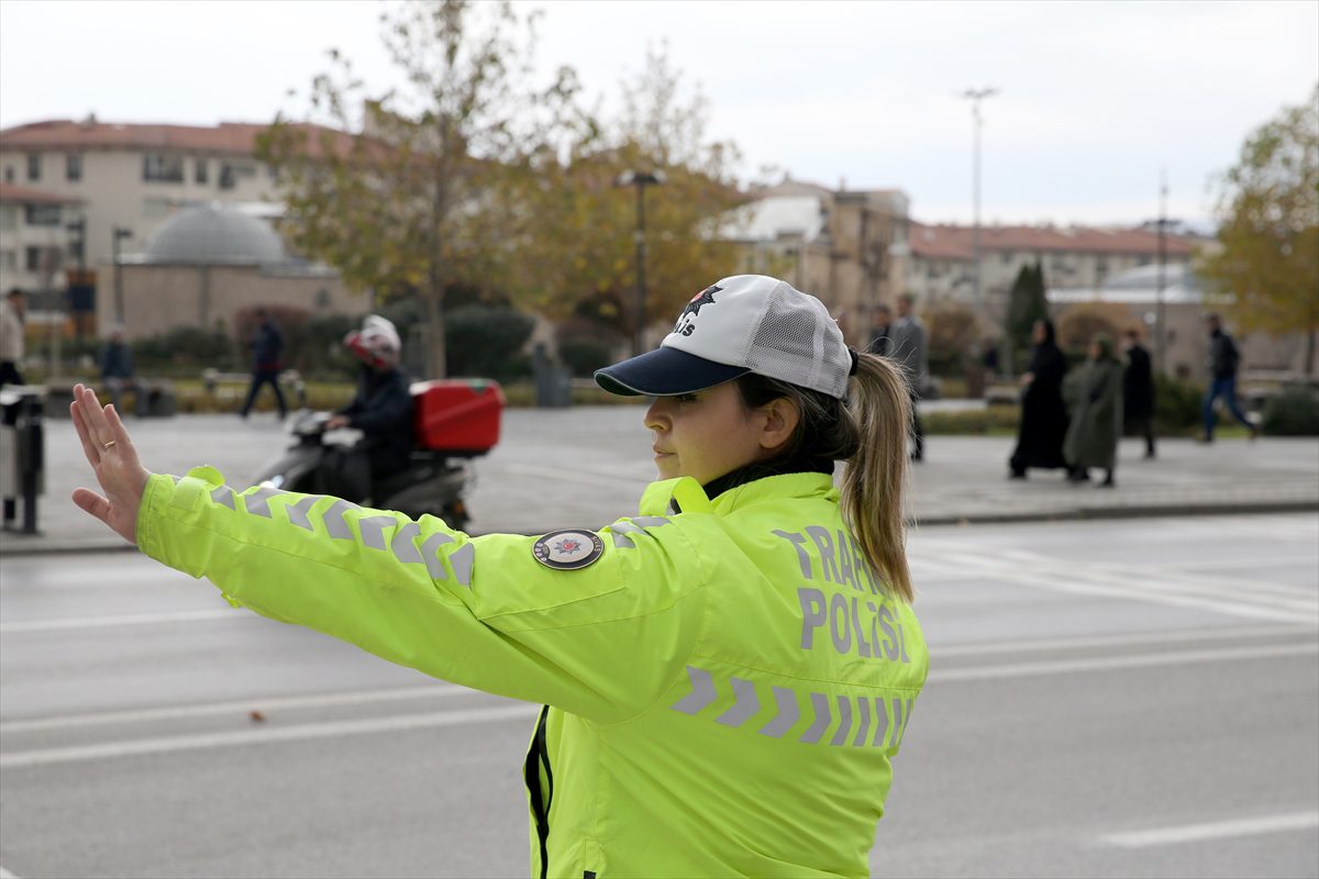 Sivas'ta yayaların güvenliği kadın trafik polislerine emanet