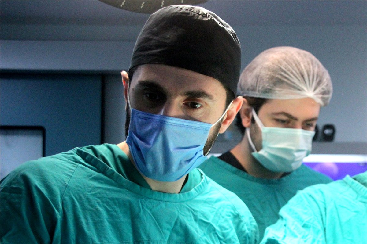 Trabzon'da dizindeki bağlar kopan hasta ameliyatla yeniden yürümeye başladı