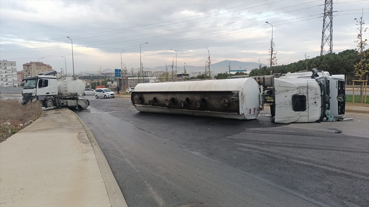 Tuzla'da devrilen atık su tankerinin sürücüsü yaralandı