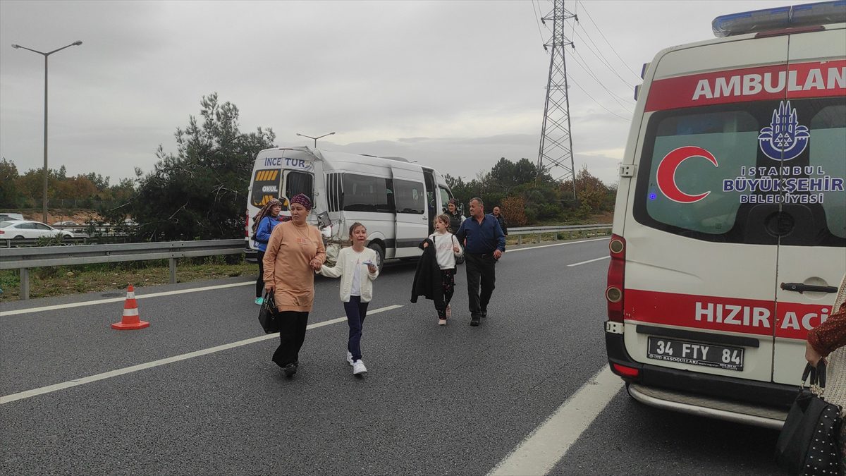 Ümraniye'de İETT otobüsü ile servis minibüsü çarpıştı, 7 kişi yaralandı