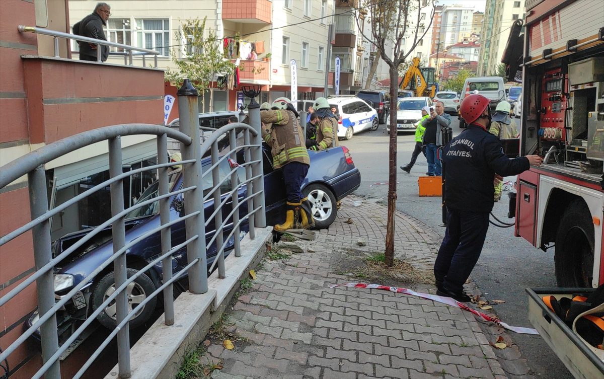 Ümraniye'de minibüsle çarpışan otomobil binanın balkonuna düştü, 3 kişi yaralandı