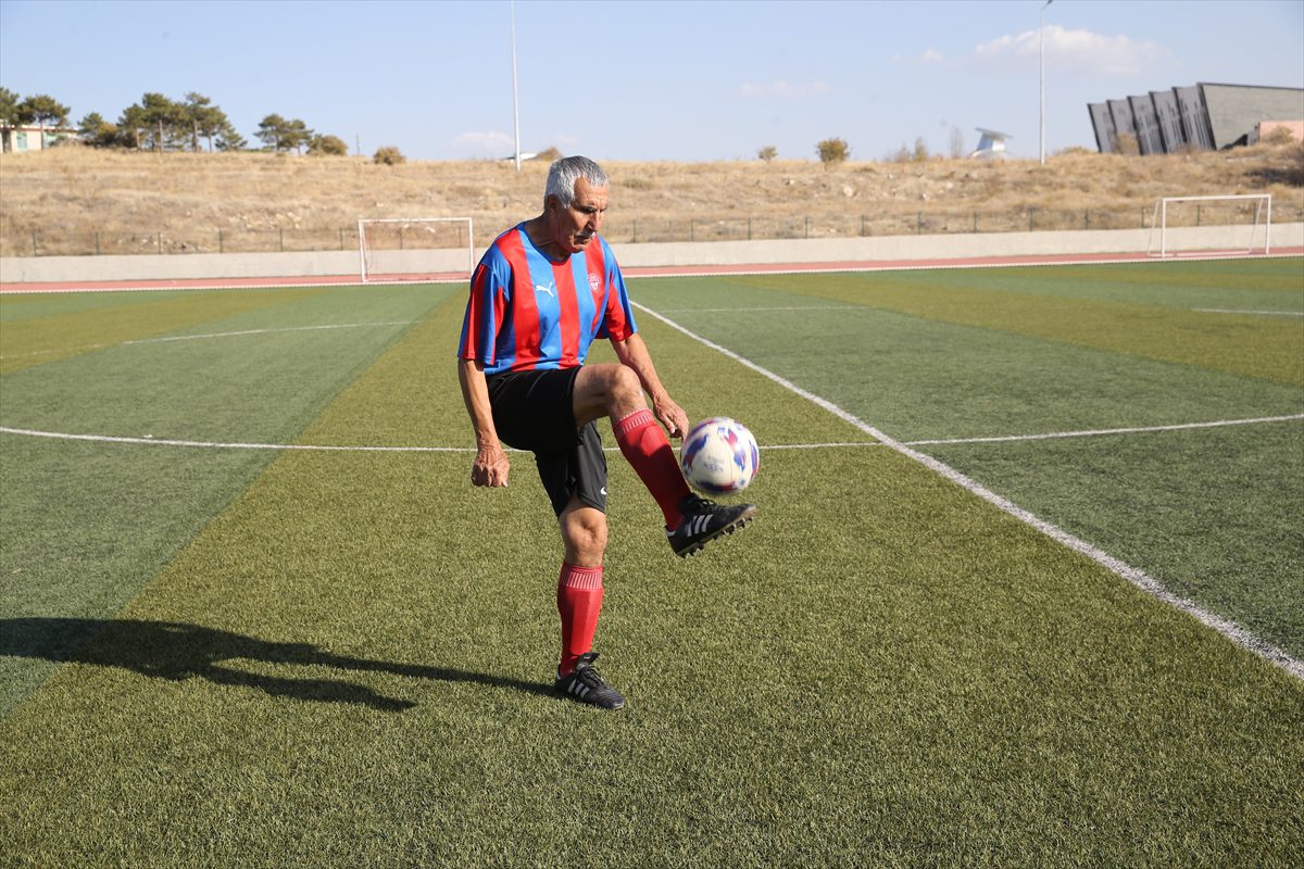 73 yaşındaki futbolcu yeşil sahalarda top koşturuyor
