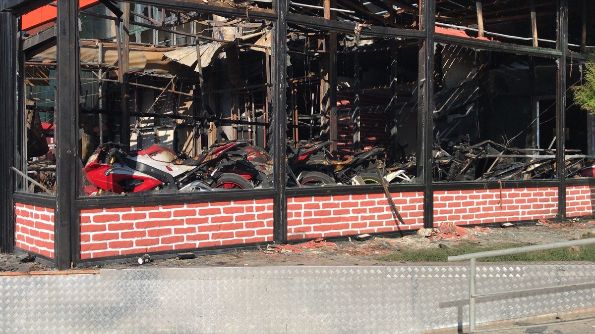 Adana'da çıkan yangında 3 iş yerinde büyük çapta hasar oluştu
