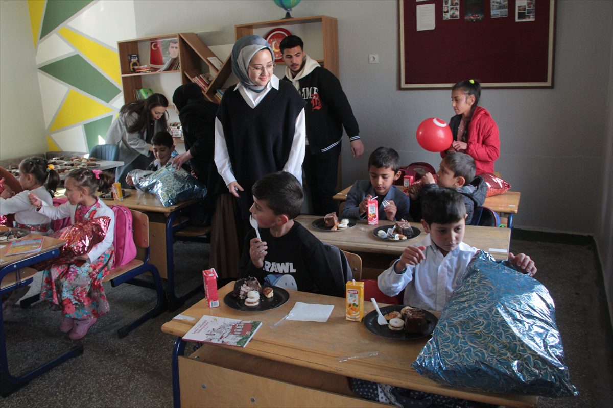 Afyonkarahisar’da üniversite öğrencileri köy okulunu yeniledi