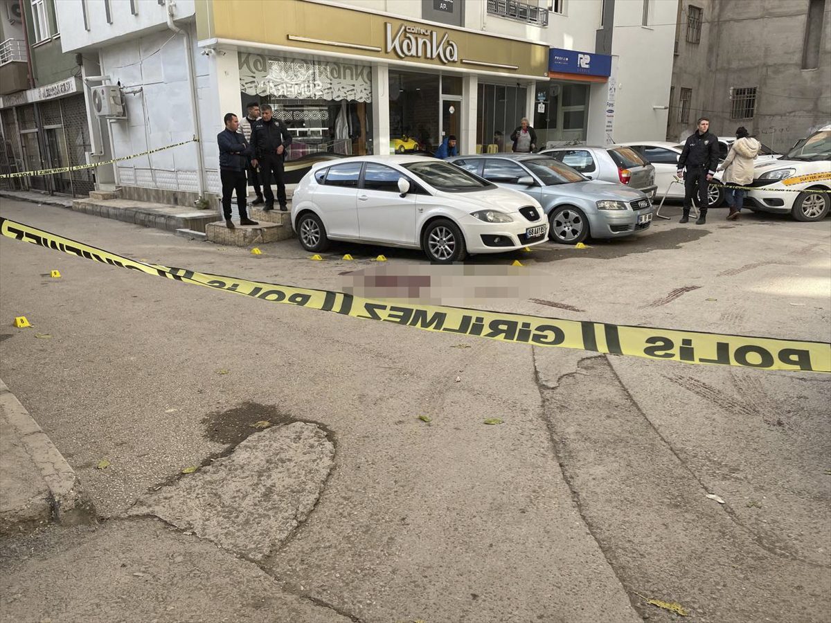 Aksaray'da bir kişi eski nişanlısını silahla öldürdü, babasını yaraladı