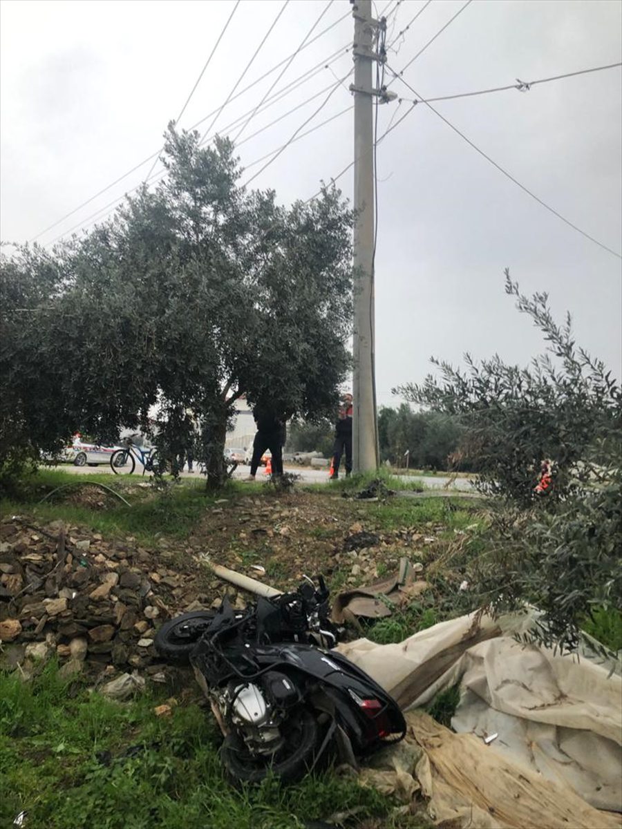 Alanya'da elektrik direğine çarpan motosikletin sürücüsü öldü