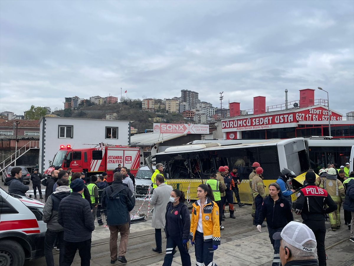 GÜNCELLEME – Alibeyköy'de tramvay ile İETT otobüsü çarpıştı