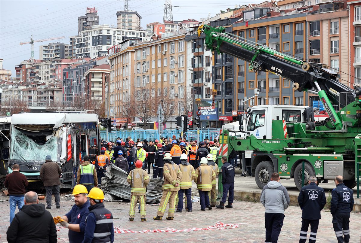 GÜNCELLEME 4 – Alibeyköy'de tramvay ile İETT otobüsü çarpıştı