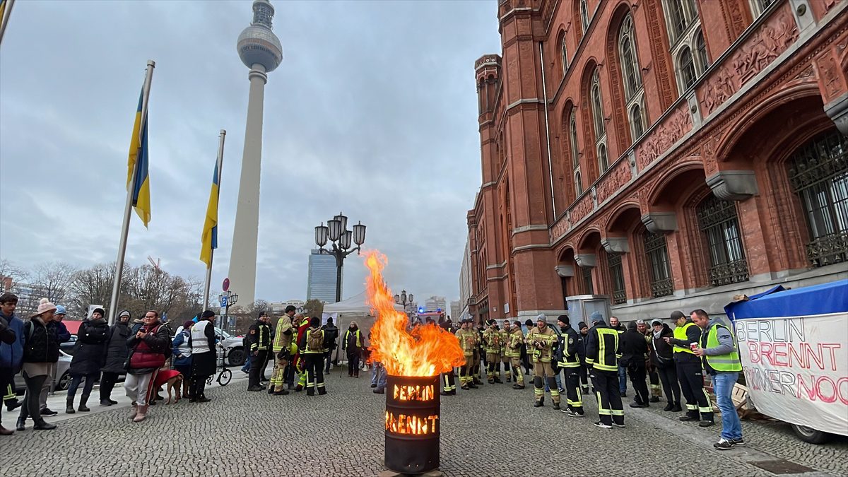 Almanya’da itfaiyeciler çalışma şartlarının düzeltilmesi talebiyle “ateş” yaktı