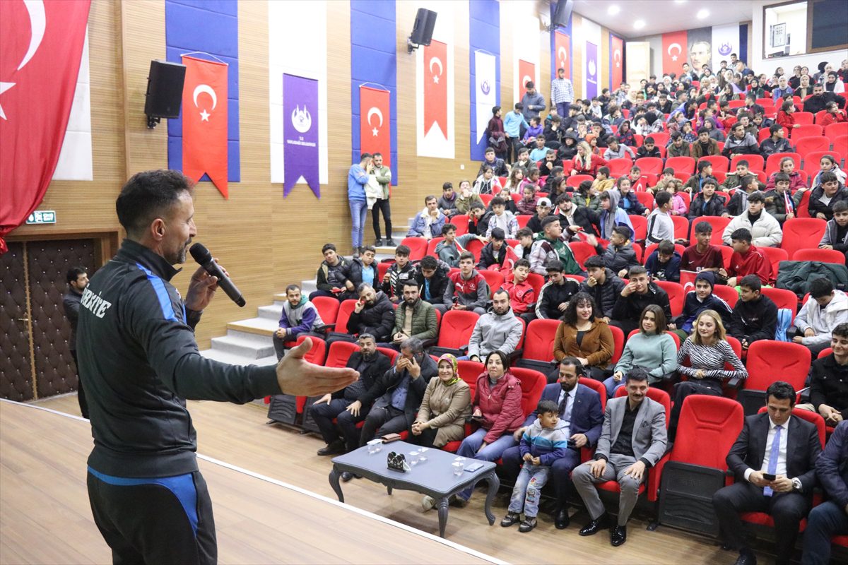 Ampute Futbol Milli Takımı Teknik Direktörü Osman Çakmak, Hatay'da gençlerle buluştu