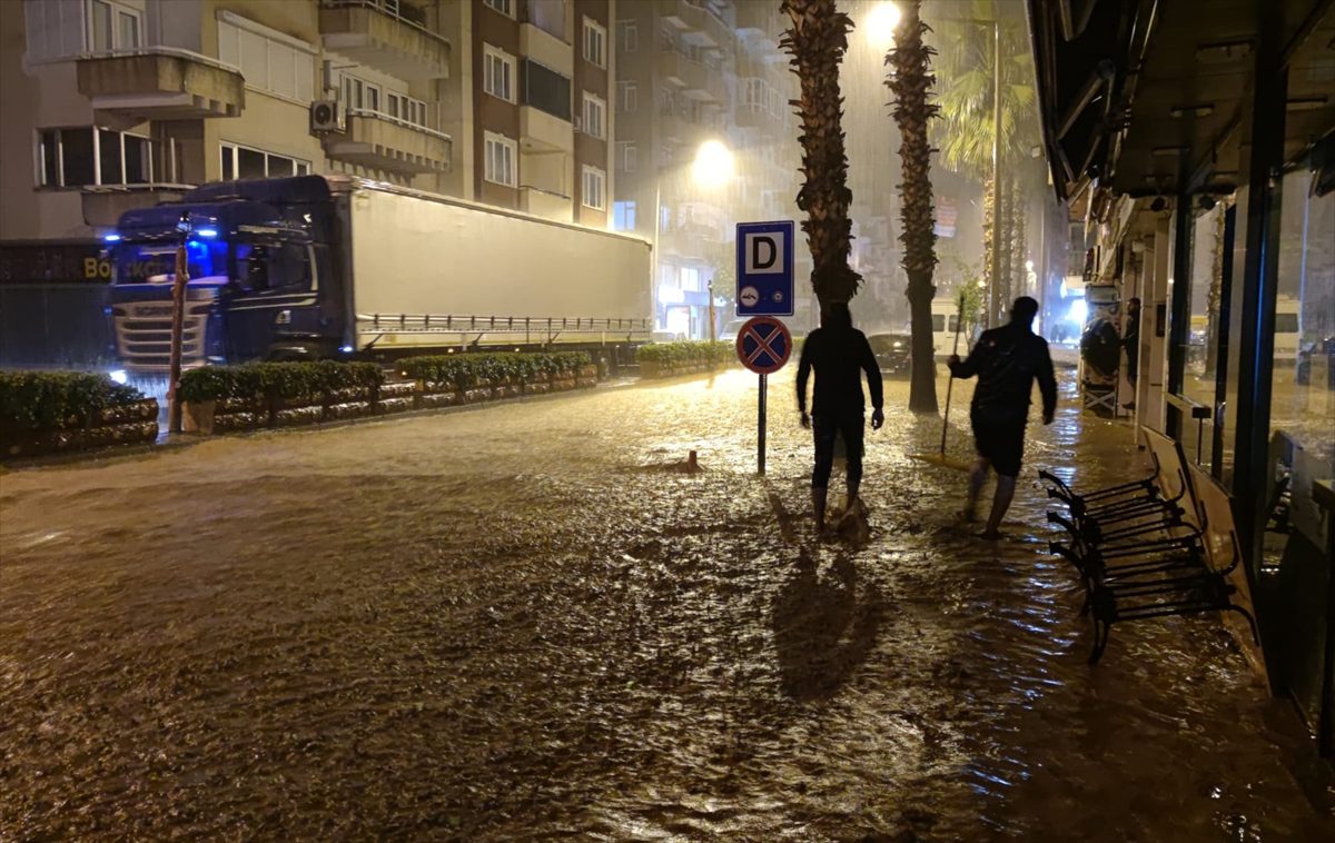 Antalya'da kuvvetli yağış sele neden oldu