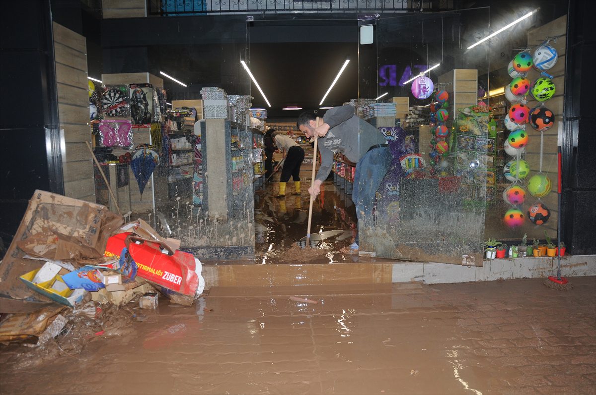 GÜNCELLEME 2 – Antalya'da kuvvetli yağış sele neden oldu