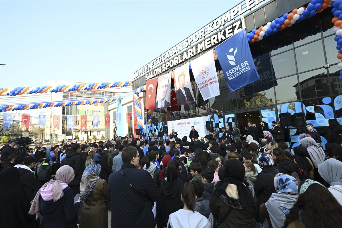 Bakan Kasapoğlu, Esenler'de Mehmet Öcalan Spor Kompleksi'nin açılışına katıldı