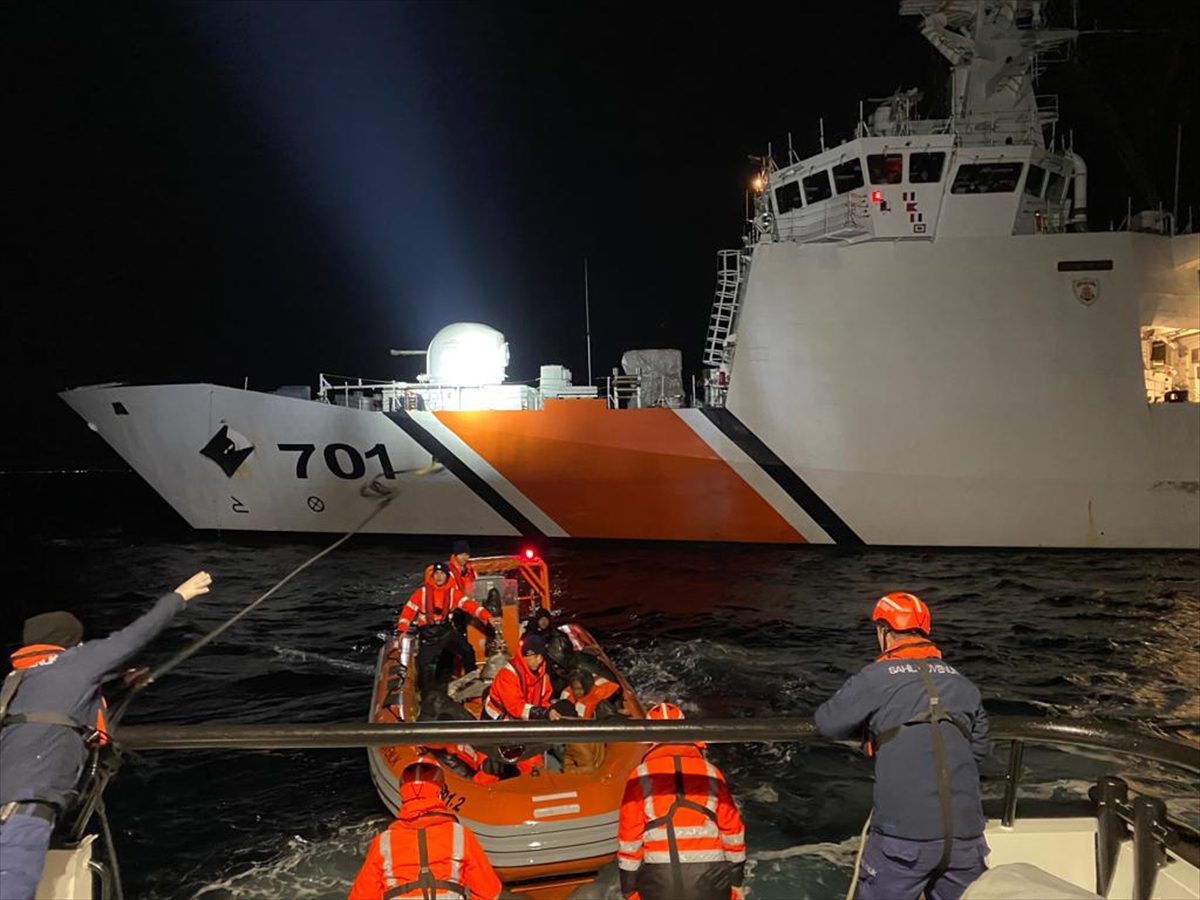 Balıkesir açıklarında 53 düzensiz göçmen yakalandı