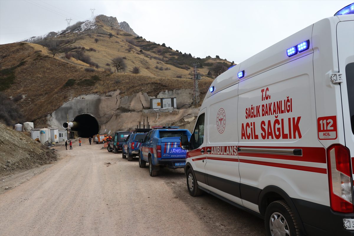 Bayburt'ta Kop Tüneli inşaatında meydana gelen göçükte 5 işçi yaralandı