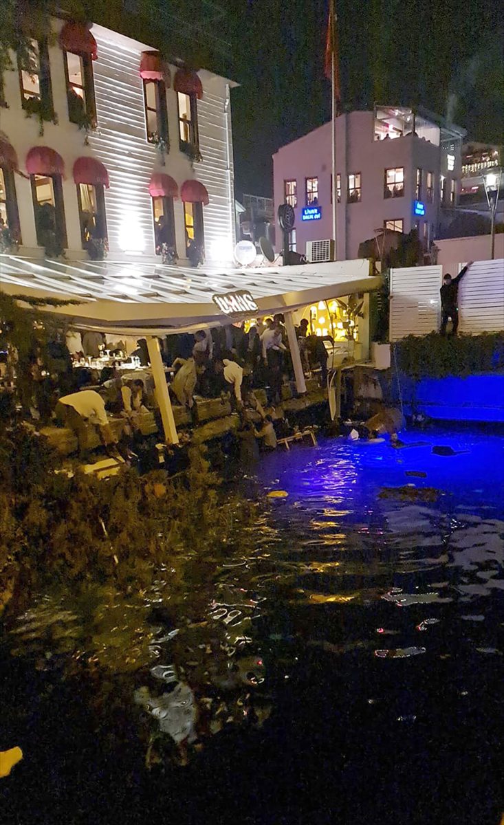Beşiktaş'ta deniz kenarındaki restoranın balkonu çöktü, 4 kişi yaralandı