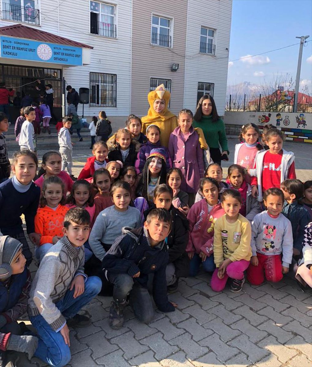 Bitlis'te üniversite öğrencileri köylerdeki çocukları eğlendirdi