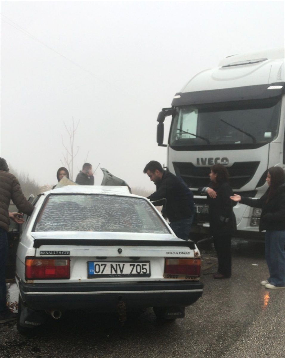 Burdur'da tırla çarpışan otomobildeki bir kişi öldü, bir kişi yaralandı