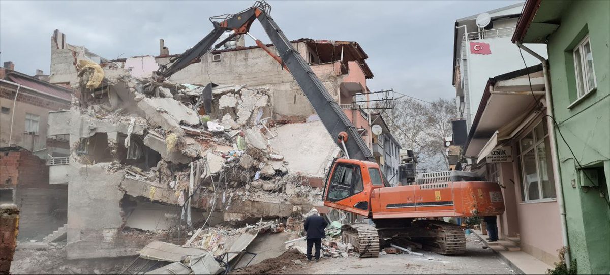 Bursa'da 4 katlı bina içindeki eşyalarla birlikte kontrollü olarak yıkıldı