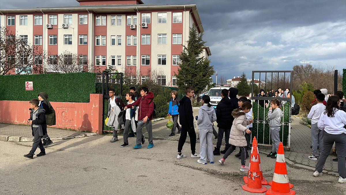 Bursa'da gıda zehirlenmesi şüphesiyle 8 öğrenci hastaneye kaldırıldı