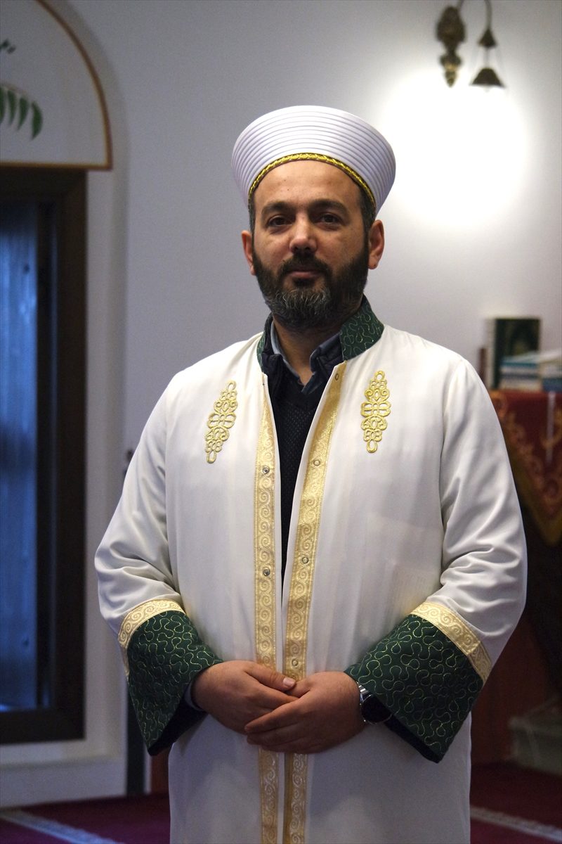 Bursa'da imam, namazda babasının geride bıraktığı engelli çocuğu ön safa aldı