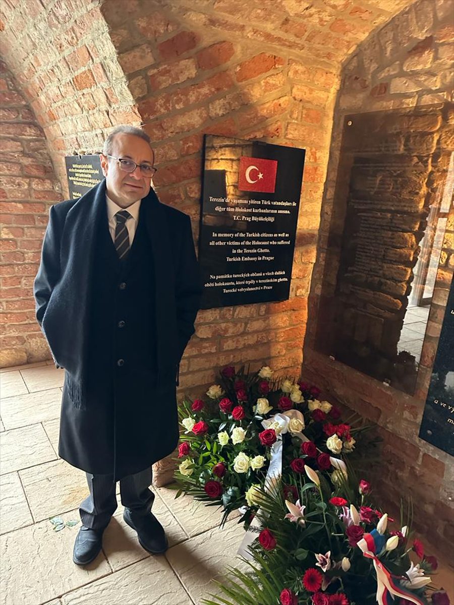 Çekya’da Nazi döneminde hayatını kaybeden Türk vatandaşlarının anısına anma plaketi