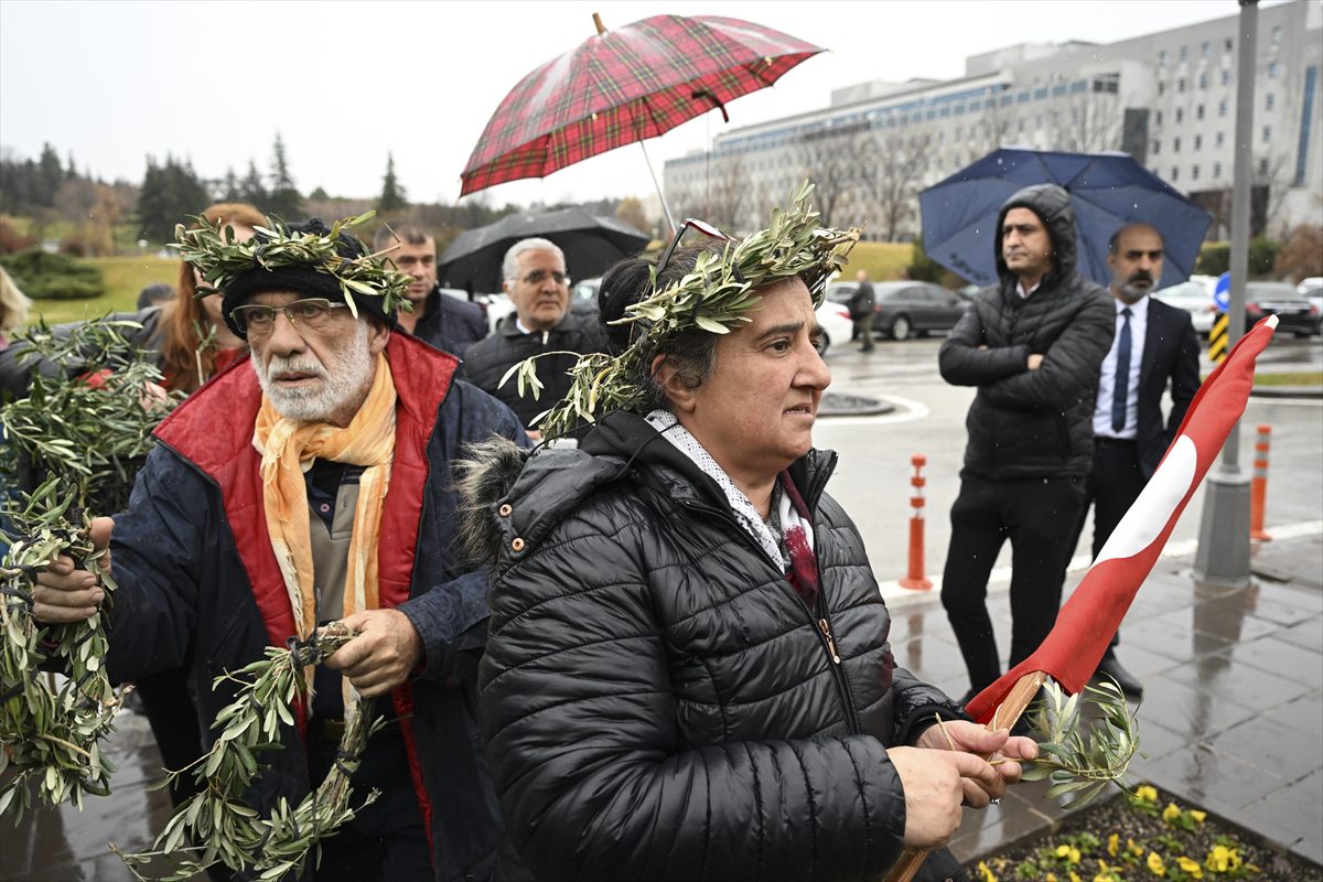 CHP ve HDP milletvekilleri, Meclis'te zeytin üreticileriyle basın toplantısı düzenledi