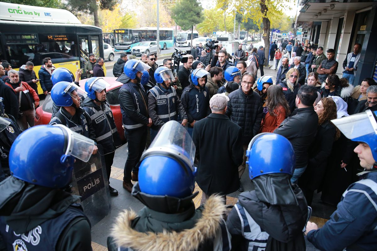 Diyarbakır'da izinsiz yürüyüş yapmak isteyen gruba polis izin vermedi