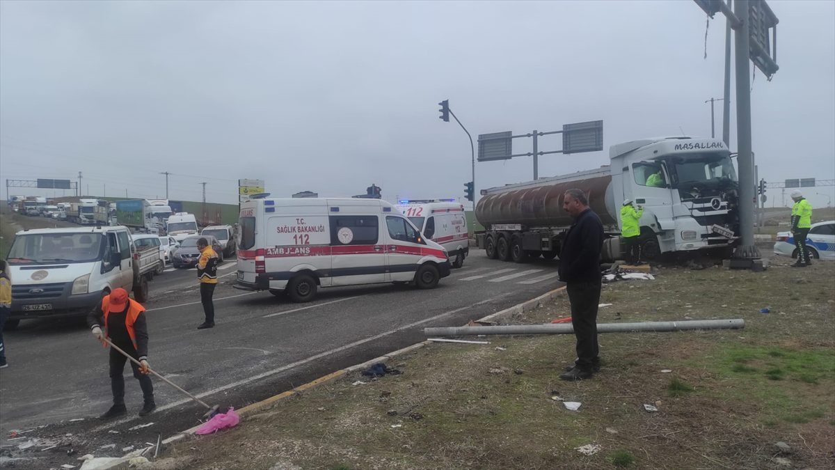 Diyarbakır'da tırla çarpışan ambulanstaki 1'i hasta çocuk, 6 kişi yaralandı