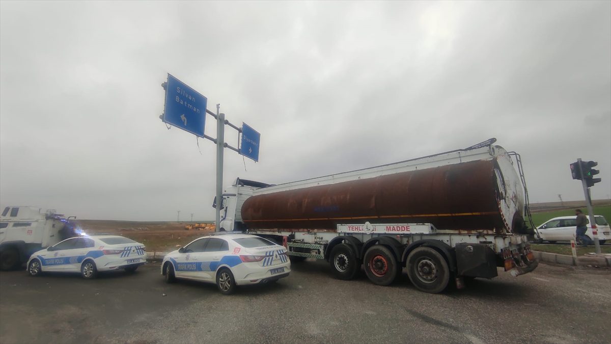 GÜNCELLEME – Tırla çarpışan ambulanstaki hasta çocuk hayatını kaybetti, 5 kişi yaralandı