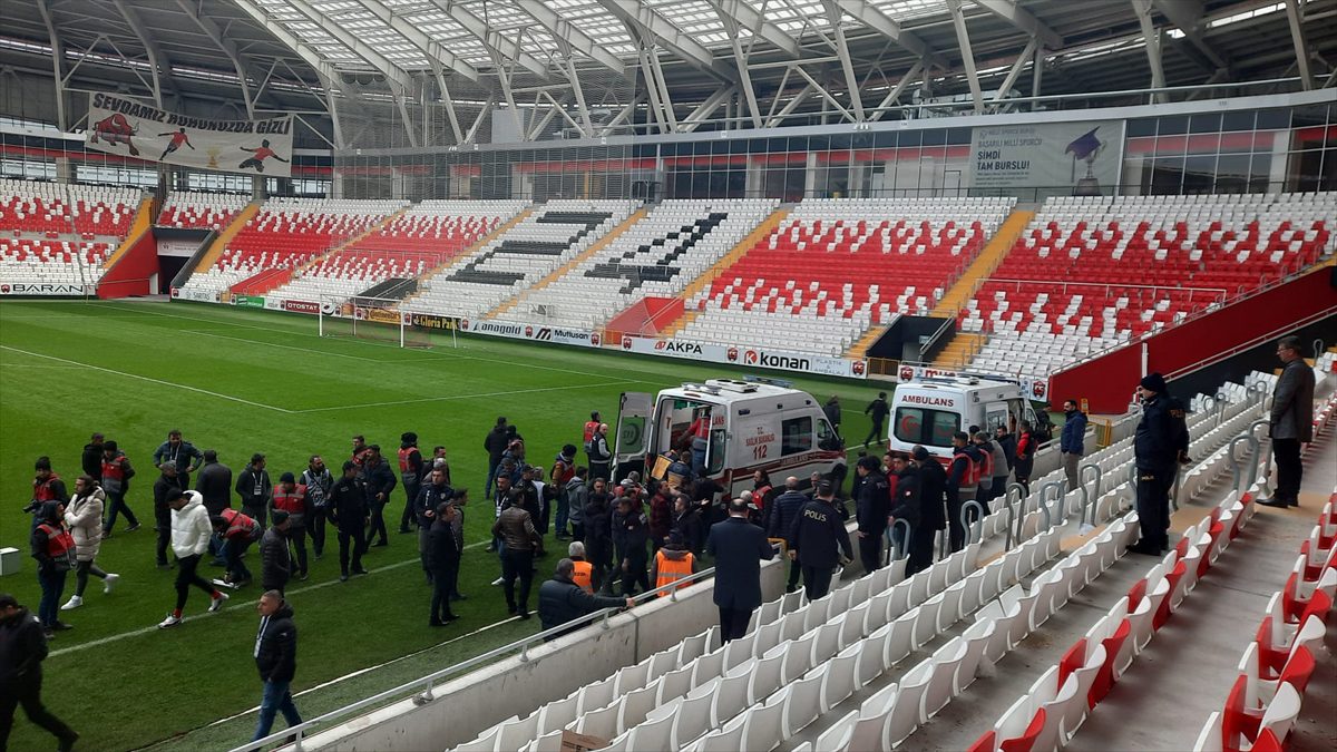 Erzincan'da tribünde kalp krizi geçiren taraftar öldü