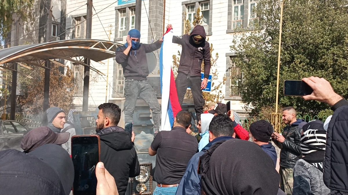 Esed rejimi güçleri, Suriye'nin güneyinde hayat pahalılığını protesto eden halka ateş açtı