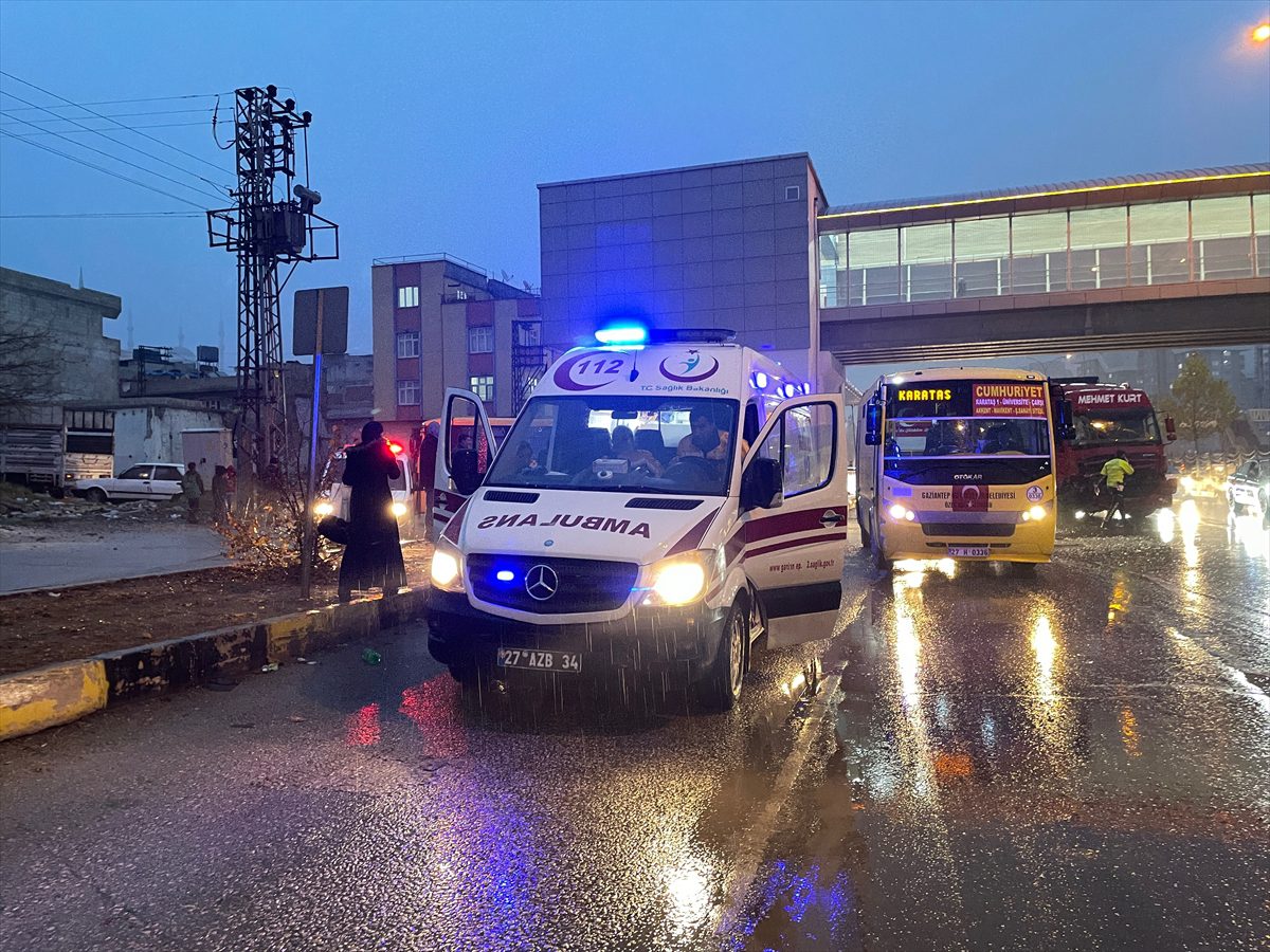 Gaziantep'te zincirleme trafik kazasında 17 kişi yaralandı