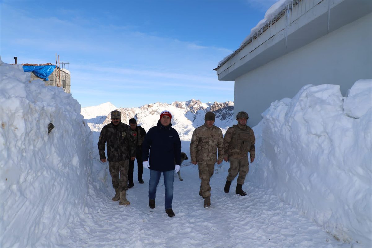 Hakkari Valisi Akbıyık, karla kaplı 3 bin 200 rakımdaki üs bölgesini ziyaret etti