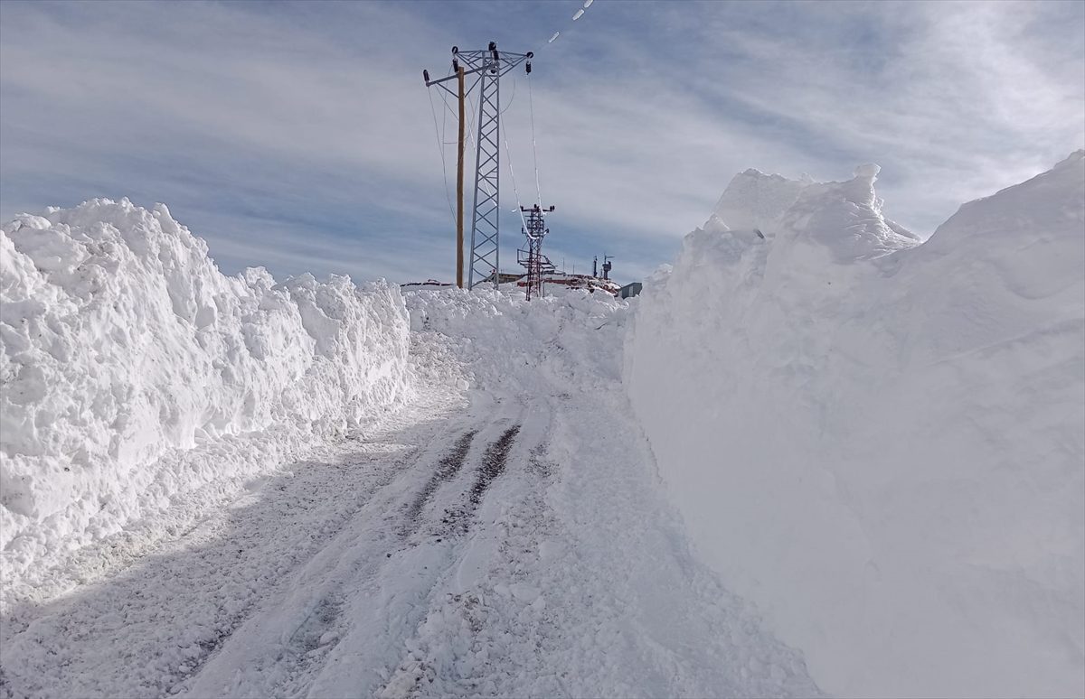 Hakkari'de kardan kapanan üs bölgesinin yolu açıldı