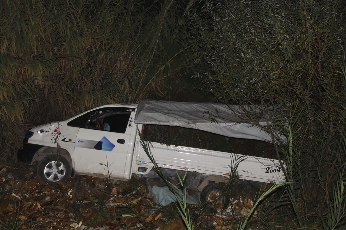 Hatay'da nehir kenarına düşen araçtaki 2 kişi yaralandı